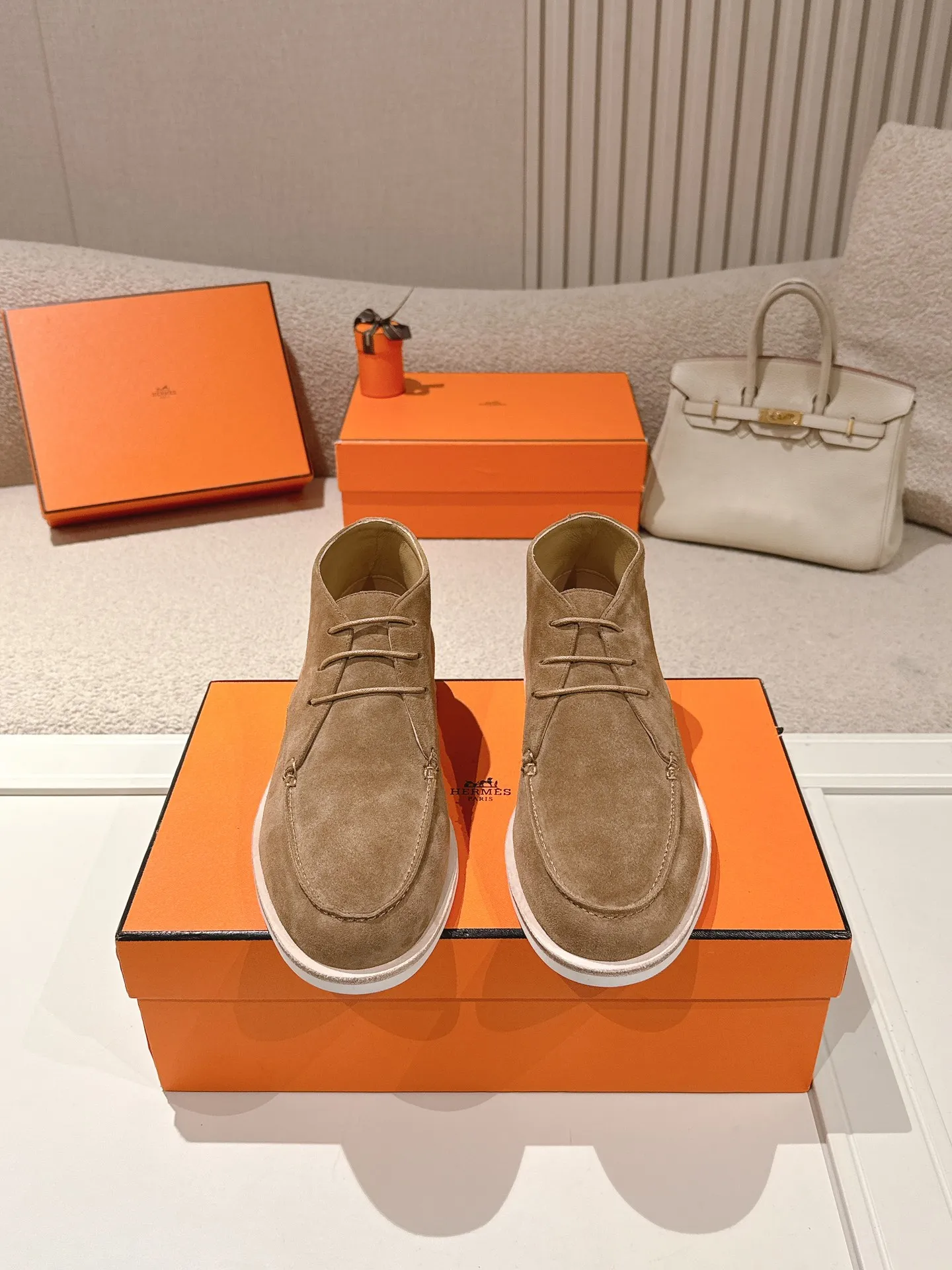 Men's Men's Shoes 660💰 Hermes men's size #26ss calfskin derby shoes, decorated with signature "H Diamant" details for a stylish and casual style. Fabric: Cow suede Lining: Mixed sheep lining Outsole: Genuine leather welt + original TPU Bottom thickness: 3CM Code number: 39-45 (customized at 46.47)